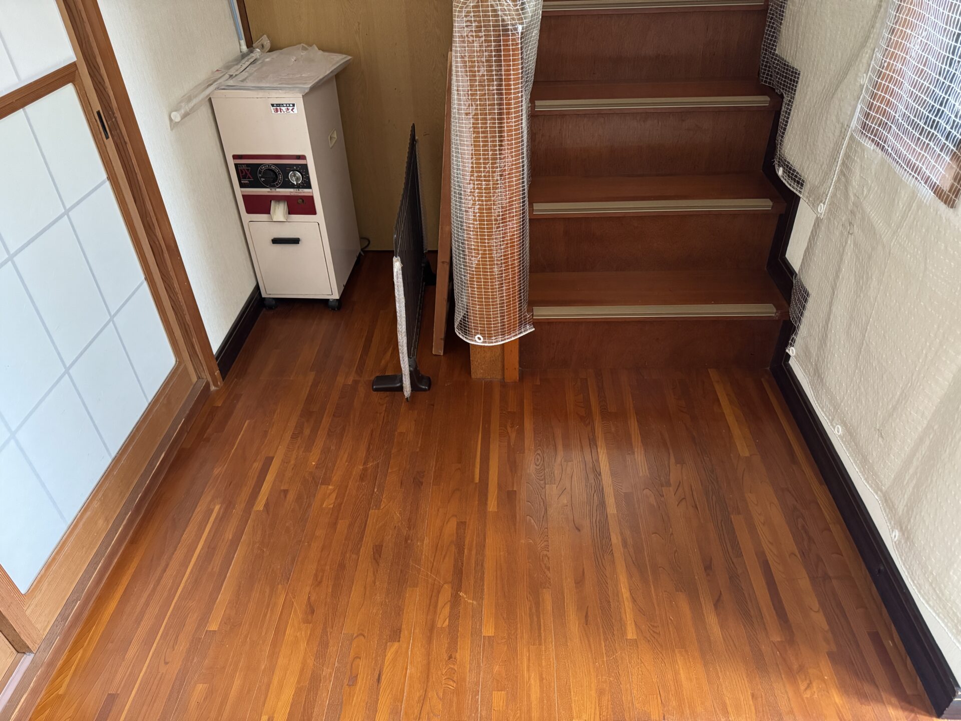 三条市│傷みが気になっていた廊下を、安心して歩ける床へ。の施工写真2