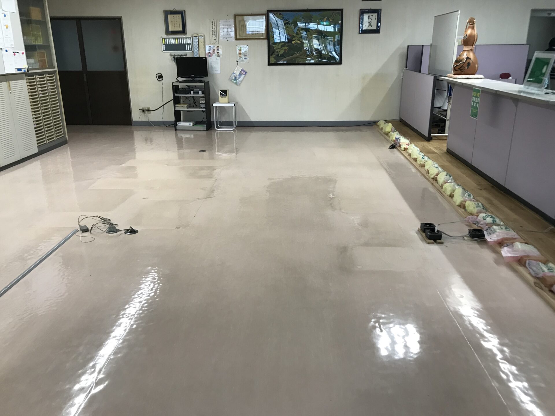 燕市｜冬の足元の冷たさを解消。木のぬくもりを感じる事務所へ。の施工写真6