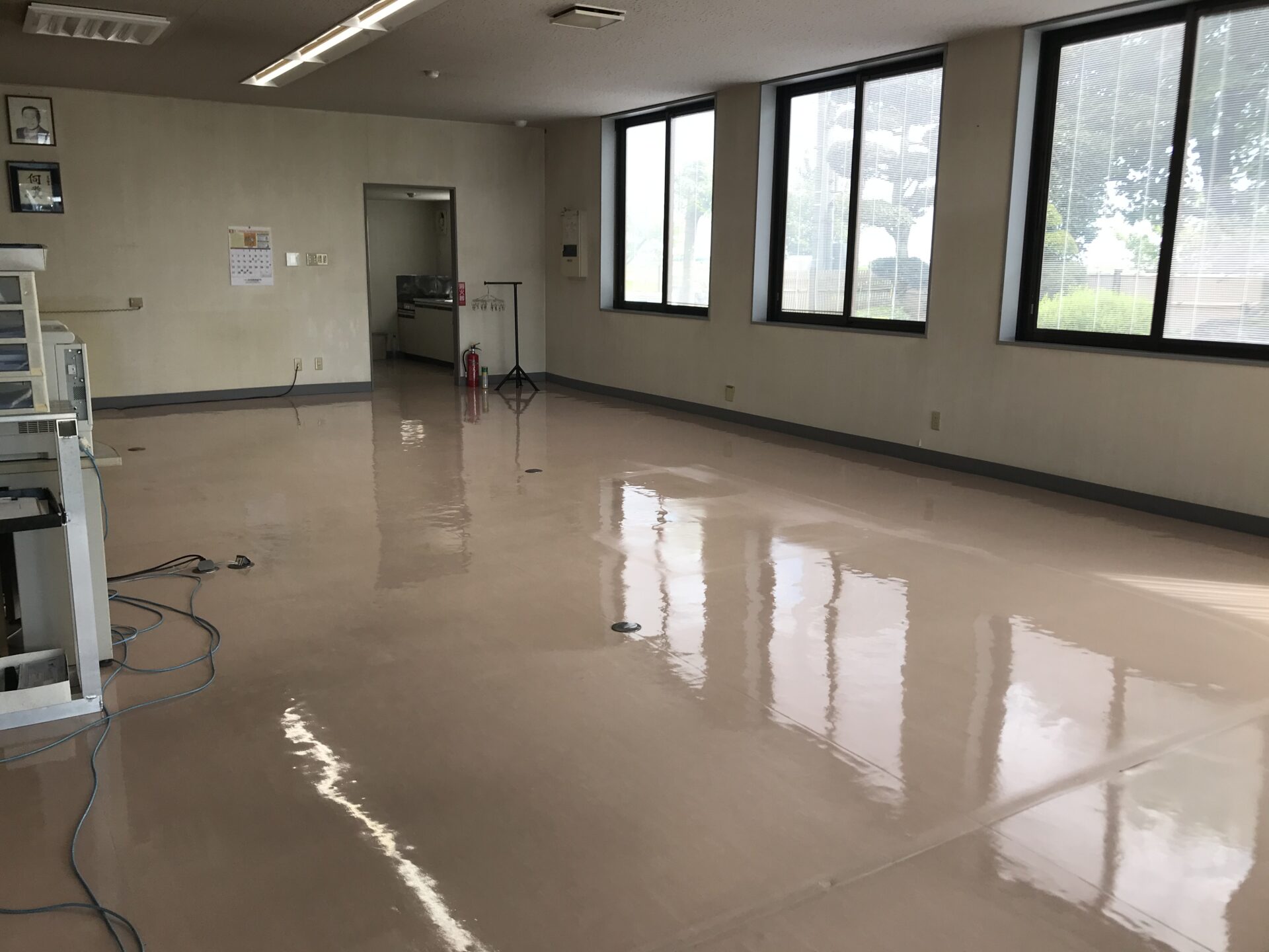 燕市｜冬の足元の冷たさを解消。木のぬくもりを感じる事務所へ。の施工写真2