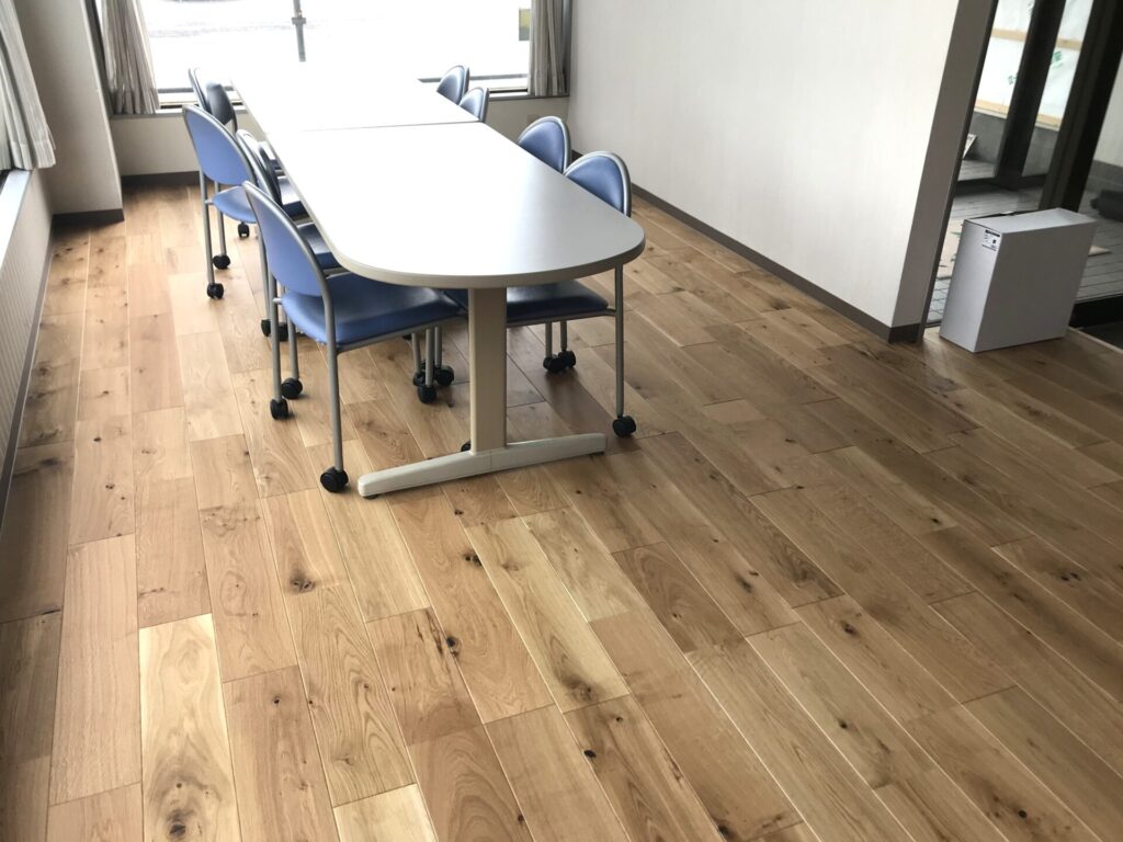 燕市｜冬の足元の冷たさを解消。木のぬくもりを感じる事務所へ。