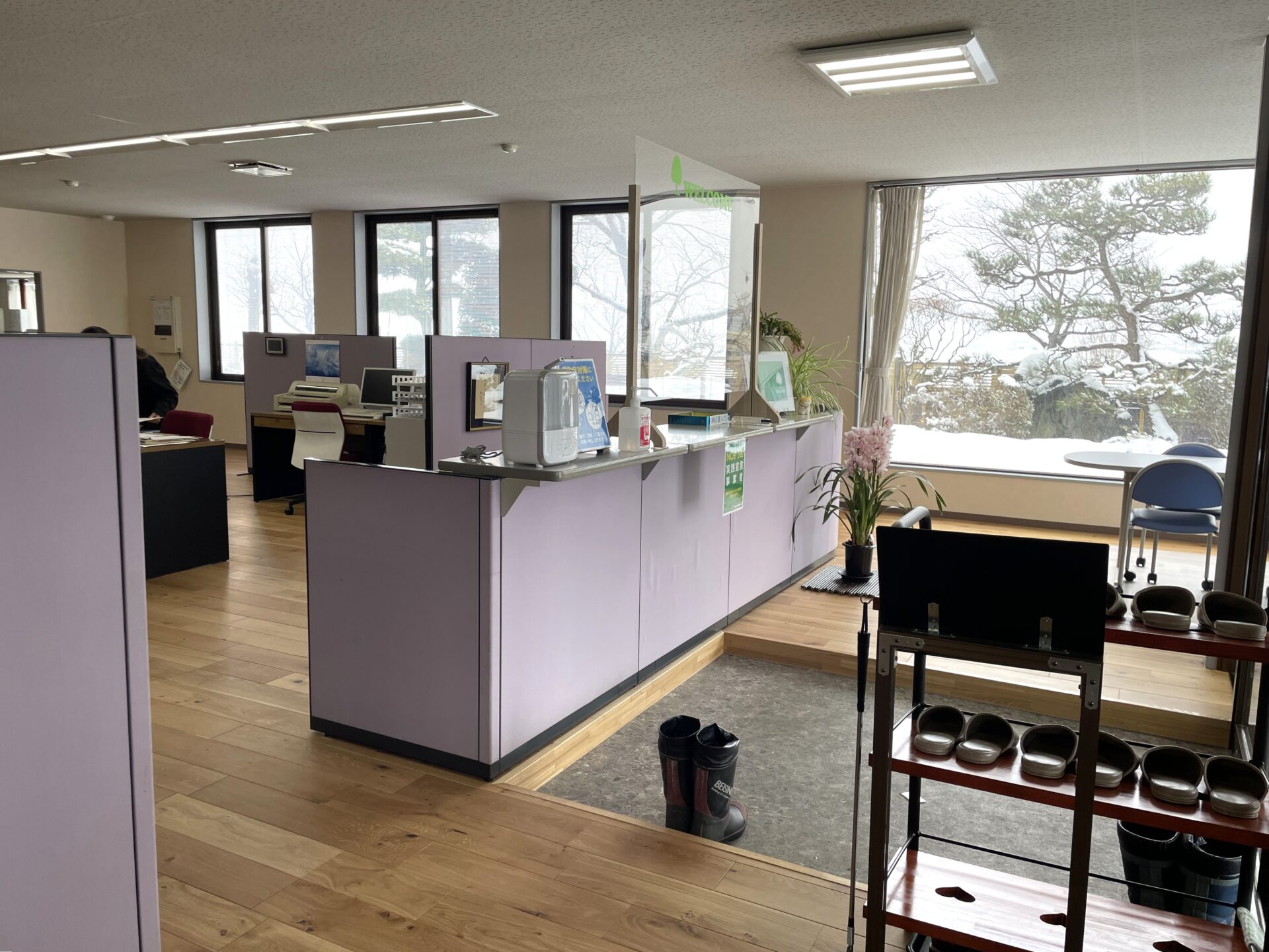 燕市｜冬の足元の冷たさを解消。木のぬくもりを感じる事務所へ。